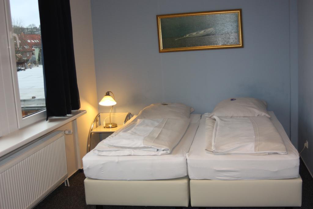 Tweepersoonskamer met 2 Aparte Bedden en Gedeelde Badkamer